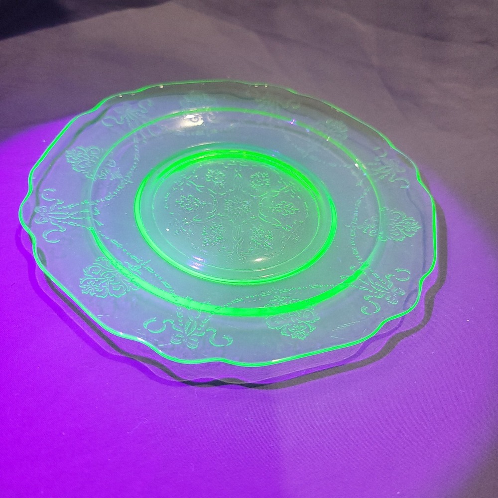Vintage Uranium Hazel Atlas Depression Glass Florentine Footed Plate 7"